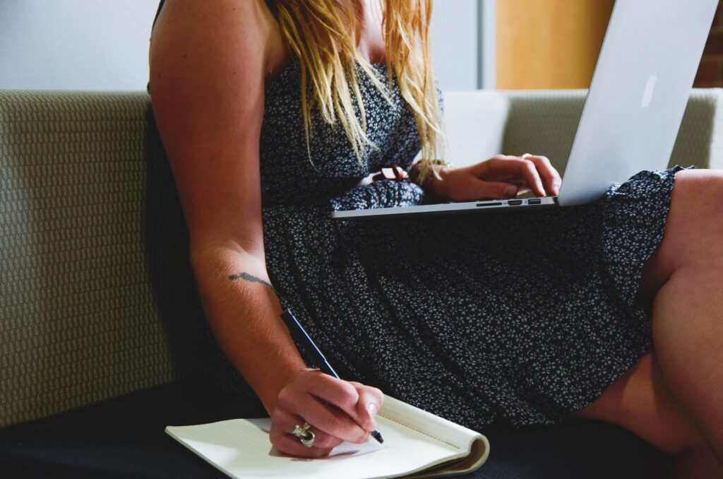 startupstockphotos entrepreneur 593357 1920
